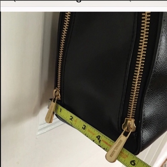 🛍️ Vintage Authentic MK shoulder bag excellent condition comes with dust bag. - Picture 9 of 12